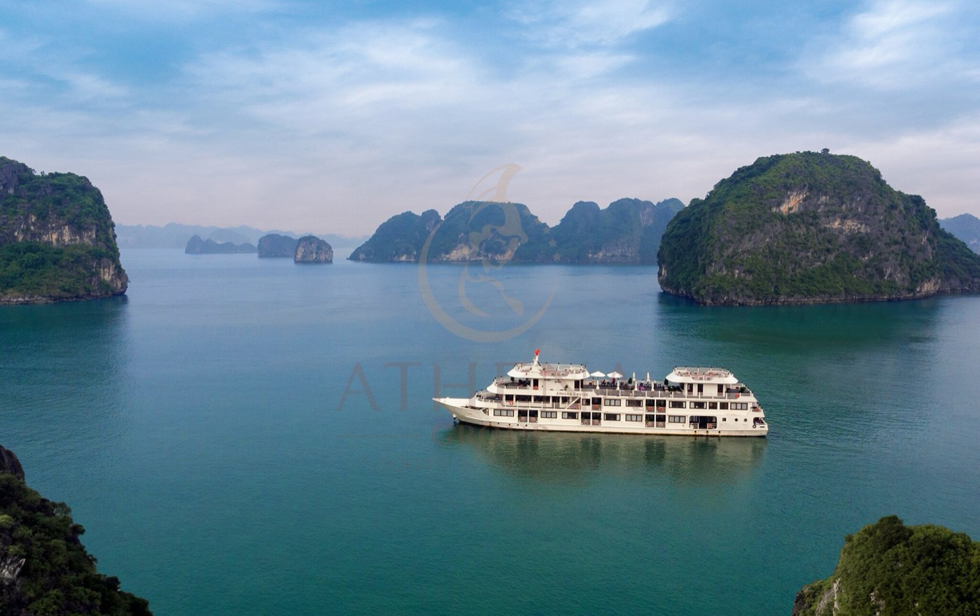 Du thuyền giữa vịnh