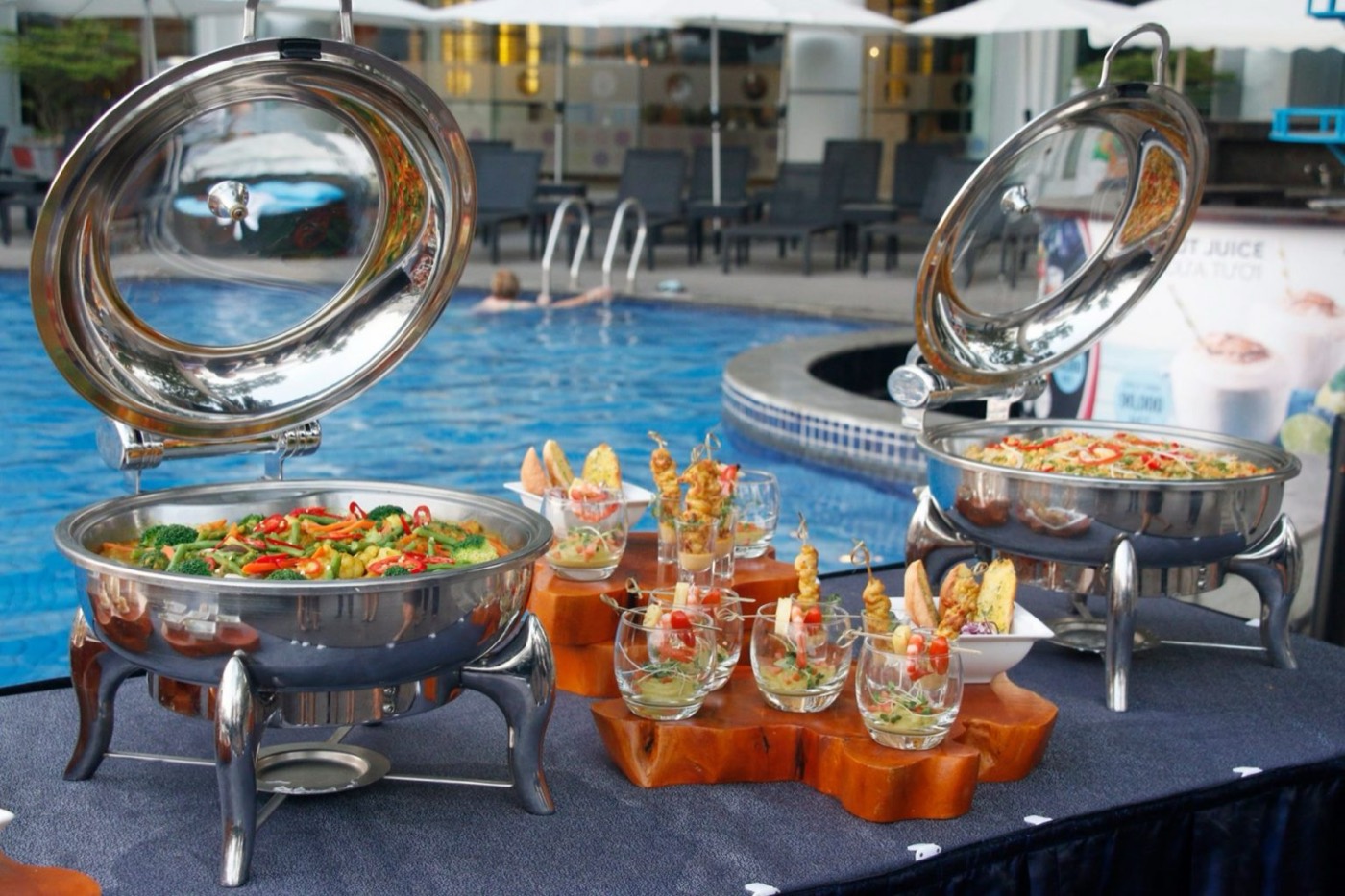 Buffet bên hồ bơi